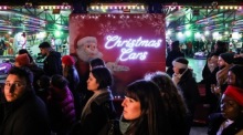 Die Menschen genießen die Attraktionen auf dem Weihnachtsmarkt im Tuileriengarten in Paris. Foto: epa/Teresa Suarez