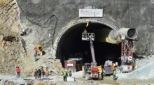 Die Rettungsarbeiten für 40 eingeschlossene Arbeiter in einem indischen Tunnel gehen weiter. Foto: epa/Abhyudaya Kotnala