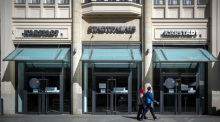 Passanten gehen an der Filiale von Galeria Karstadt in der Brandenburger Straße vorbei. Foto: Soeren Stache/dpa