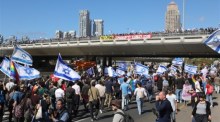 Demonstranten blockieren die Ayalon-Hauptstraße während einer Demonstration gegen die von der Regierung geplante Justizreform in Tel Aviv. Foto: epa/Abir Sultan