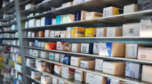 Medikamente lagern in den Regalen einer Apotheke in München. Arzneimittelpreise stehen zunehmend im Fokus internationaler Handels- und Gesundheitsdebatten. Foto: dpa/Malin Wunderlich