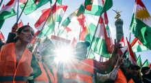 Demonstrierende halten Fahnen während einer Solidaritätskundgebung mit den iranischen Protesten nach dem Tod von Mahsa Amini. Foto: epa/Clemens Bilan