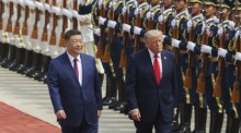 Xi Jinping und US-Präsident Donald Trump schreiten bei der offiziellen Begrüßung im Großen Saal des Volkes die Ehrengarde ab. Foto: epa/Maxim Shemetov