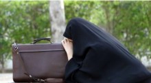 Eine iranische Studentin ruht sich in einem Park in Teheran aus. Foto: EPA/Abedin Taherkenareh