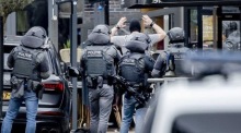 Die Polizei nimmt einen Mann während einer Geiselnahme in der niederländischen Stadt Ede fest. Foto: epa/Remko De Waal