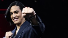 Olympiasiegerin Imane Khelif ist zu Gast in der TV-Sendung „Lo stato delle Cose“ mit Moderator Massimo Giletti in Rom. Foto: epa/Angelo Carconi