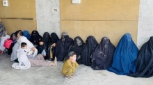 Afghanische Staatsangehörige warten in einem Transitzentrum an der Grenze bei Chaman auf ihre Rückkehr nach Afghanistan. Foto: Akhter Gulfam/epa