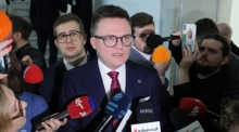 Der polnische Sejm-Sprecher Szymon Holownia (C) spricht mit Journalisten im polnischen Parlamentsgebäude in Warschau. Foto: epa/Pawel Supernak