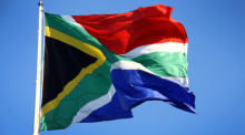 Die Flagge Südafrikas weht in Port Elizabeth. Das Land kämpft weiterhin mit einer hohen Gewaltkriminalität. Foto: dpa/Steffen Trumpf