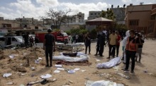 Mehrere Leichen aus dem Nasser-Krankenhaus in Gaza geborgen. Foto: epa/David Chan