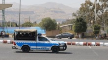 Soldaten der Houthi fahren auf einem Lastwagen, während sie auf einem Platz in Sana'a patrouillieren. Foto: epa/Yahya Arhab