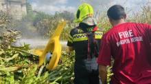 Ein abgestürzter Hubschrauber hinter einer Tankstelle nahe einem BTS-Wartungsdepot in Samut Prakan. Rettungskräfte sichern den Einsatzort und versorgen Verletzte. Bild: JS100 Radio