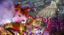 Mitglieder der Sambaschule Acadêmicos do Salgueiro treten am dritten Karnevalstag im Sambódromo von Rio auf. Foto: Andre Coelho/epa/dpa