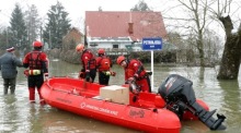 Mitarbeiter des Kroatischen Roten Kreuzes helfen Menschen, die vom Hochwasser des Flusses Kupa im Dorf Zazina eingeschlossen sind. Foto: epa/Antonio Bat