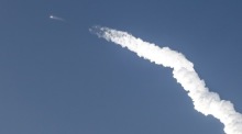 Die SpaceX-Megarakete Starship hinterlässt einen Kondensstreifen nach dem Start von einer Testbasis in Boca Chica, Texas, USA, am 18. November 2023. Foto: EPA-EFE/Adam Davis.