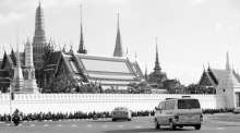 Der historische Volkswagen Caravelle T4 „James Bond“ erreicht im Rahmen der Trauerprozession den Bereich des Großen Palastes in Bangkok. Foto: epa/Rungroj Yongrit