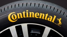 Das Continental-Logo ist auf einem Reifen. Der 1871 gegründete deutsche Automobilhersteller Continental ist auf Reifen, Bremsen und Produkte für die Fahrzeugsicherheit spezialisiert. Foto: EPA-EFE/Hannibal Hanschke