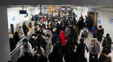 Zahlreiche Fahrgäste gehen während der morgendlichen Hauptverkehrszeit durch die U-Bahn-Station Hujialou. Foto: Ju Huanzong/Xinhua/dpa
