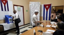 In einem Wahllokal in Havanna wird an den Parlamentswahlen teilgenommen. Foto: epa/Ernesto Mastrascusa