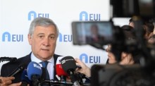Der italienische Außenminister Antonio Tajani spricht am Ende seiner Teilnahme an der Sitzung zur Lage der Union mit den Medien. Foto: epa/Claudio Peri