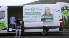 Freiwillige Helfer von Sinn Fein machen sich vor dem Wahllokal der Holy Trinity Primary School in Belfast an die Arbeit. Foto: epa/Mark Marlow