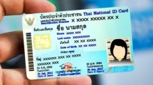 Eine Nahaufnahme zeigt einen thailändischen Personalausweis mit persönlichen Daten des Inhabers, Lichtbild und Sicherheitsmerkmalen wie Hologramm und Chip in der Hand. Foto: Opt News Online