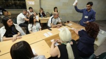 Wahlhelfer zählen Stimmen in einem Wahllokal in Jerewan während der Parlamentswahl in Armenien. Foto: EPA/Hayk Baghdasaryan/photolure