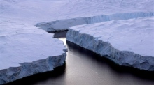 Ein riesiger Eisberg (R) bricht vor der Knox-Küste im australischen Antarktis-Territorium. Foto: epa/Torsten Blackwood - Pool
