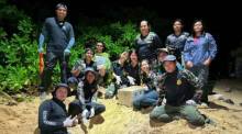 Mitarbeiter des Nationalparks und Fachkräfte sichern die geborgenen Eier nach der Entdeckung des Nests an der Andamanenküste. Bild: Department of National Parks, Wildlife and Plant Conservation (DNP)