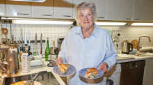 onika Fuchs, Unternehmerin, steht mit zwei frisch gebackenen Portionen Gemüsequiche in ihrer Küche in Winterhude. Foto: Georg Wendt/dpa