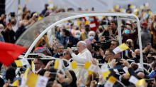 Papst Franziskus grüßt die Menge von seinem Papamobil aus, als er zur Feier der Papstmesse in den Kornkammern von Floriana eintrifft. Foto: epa/Domenic Aquilina