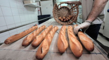 Baguettes werden nach der Zubereitung in einer Bäckerei in einen Korb gelegt. Die Rezeptur für Baguettes enthält in Frankreich seit Oktober weniger Salz. Foto: Michel Euler/Ap/dpa