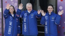 Abschiedszeremonie für die Besatzung von Sojus MS-25 auf dem Weg zur Internationalen Raumstation. Foto: epa/Yuri Kochetkov