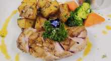 Zart rosa gebratene Entenbrust mit Orangensauce, Bratkartoffeln und Buttergemüse gehört zu den aktuellen Wochenangeboten im Jaybee'Swiss in Ost-Pattaya. Fotos: Jaybee'Swiss