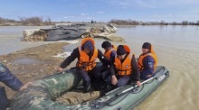 Retter des kasachischen Ministeriums für Notfallsituationen bei der Evakuierung von Einwohnern aus einem Überschwemmungsgebiet in der Region Pawlodar. Foto: EPA-EFE/Kazakhstan Emergencies Ministry
