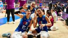 Thailands Volleyballerinnen feiern ihren überraschenden 3:0-Erfolg gegen Brasilien. Bild: Thailand Volleyball Association