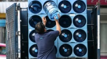 Eine Probe lokal produzierten Trinkwassers aus Nakhon Ratchasima wurde positiv auf Salmonellen getestet und löste eine behördliche Untersuchung aus. Archivbild: epa/Barbara Walton