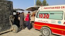 Rote-Halbmond-Helfer tauschen an der Grenze bei Chaman die Leichen von Opfern der Gefechte zwischen Taliban und Pakistan aus. Foto: epa/Akhter Gulfam