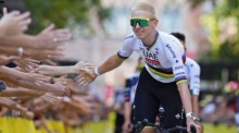 Tadej Pogačar bei der Teampräsentation der Tour de France 2026 vor der Basilika Sagrada Família in Barcelona. Foto: EPA/Siu Wu
