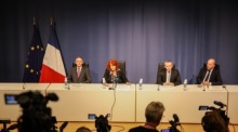 Staatsanwältin Laure Beccuau informiert in Paris über die Ermittlungen zum Juwelendiebstahl im Louvre, bei dem acht königliche Stücke gestohlen wurden. Foto: epa/Sadak Souici