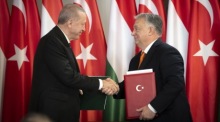 Der ungarische Ministerpräsident Viktor Orban (R) und der türkische Präsident Recep Tayyip Erdogan (L) schütteln sich die Hände, wie das Büro des ungarischen Ministerpräsidenten zeigt. Foto: epa/Vivien Cher Benko