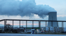 Der Kühlturm des Steinkohlekraftwerks am Überseehafen dampft am Morgen. Foto: Bernd Wüstneck/dpa