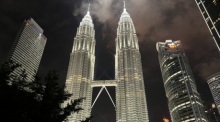Die Petronas Towers in Kuala Lumpur bei Nacht. Die 452 Meter hohen Zwillingstürme waren von 1998 bis 2004 das höchste Gebäude der Welt. Foto: Carola Frentzen/dpa