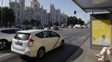 Werbung an einer Bushaltestelle in Madrid kündigt den Spanienbesuch von Pope Leo XIV im Juni an. Foto: epa/Zipi