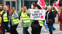 Teilnehmer einer Verdi-Kundgebung ziehen mit Plakaten durch die Kieler Innenstadt und fordern bessere Tarifabschlüsse. Foto: dpa/Frank Molter