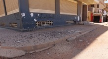 Die zerstörte Fassade eines Gebäudes während der anhaltenden Kämpfe in Khartoum. Foto: epa/Stringer