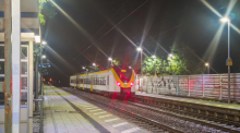 Ein Regionalzug steht nach einem Notfall am Bahnhof Ettlingen-Bruchhausen, nachdem ein Bahn-Sicherheitsmitarbeiter aus einem fahrenden Zug gestürzt war. Foto: Melanie Keul/Einsatzreport24/dpa
