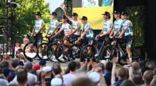Die Fahrer vom Team Bora-hansgrohe stehen während der Teampräsentation vor der Tour de France mit ihren Fahrrädern auf einer Bühne. Am Freitag beginnt die 109. Tour de France. Foto: Jasper Jacobs