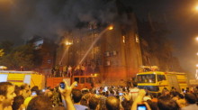 Feuerwehrleute versuchen, das Feuer in einer Kirche in der dicht besiedelten Gegend von Imbaba (Kairo) zu löschen. Foto: epa/Str