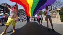 Der Präsident Ugandas unterzeichnet ein Anti-Homosexuellen-Gesetz. Foto: epa/Kim Ludbrook